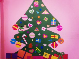 christmas-tree-bulletin-board-idea-for-kids