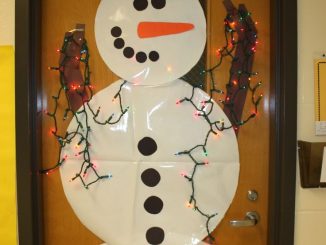 snowman-door-with-lights