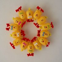 plastic-egg-chick-wreath-craft-idea